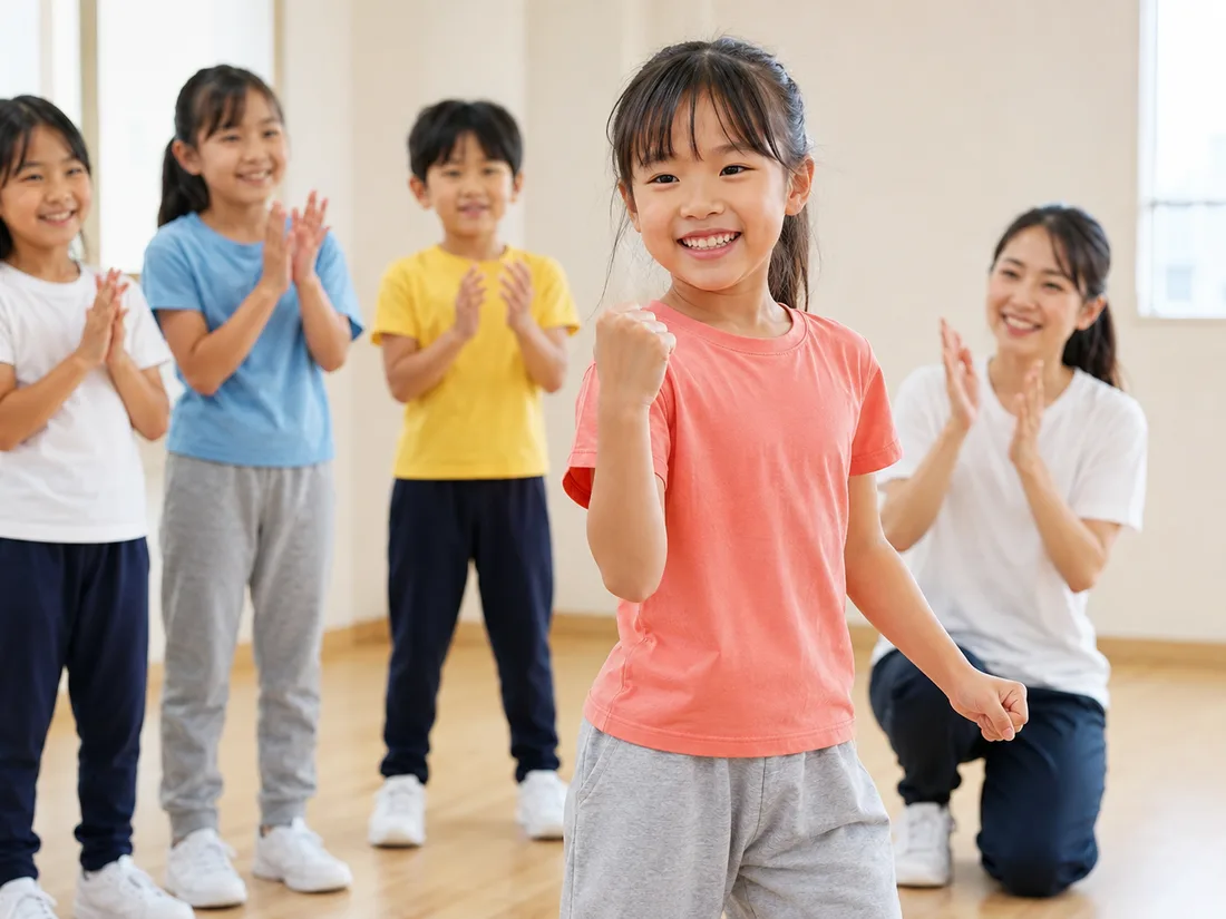 ダンスができた喜びを仲間と先生に祝ってもらう子ども