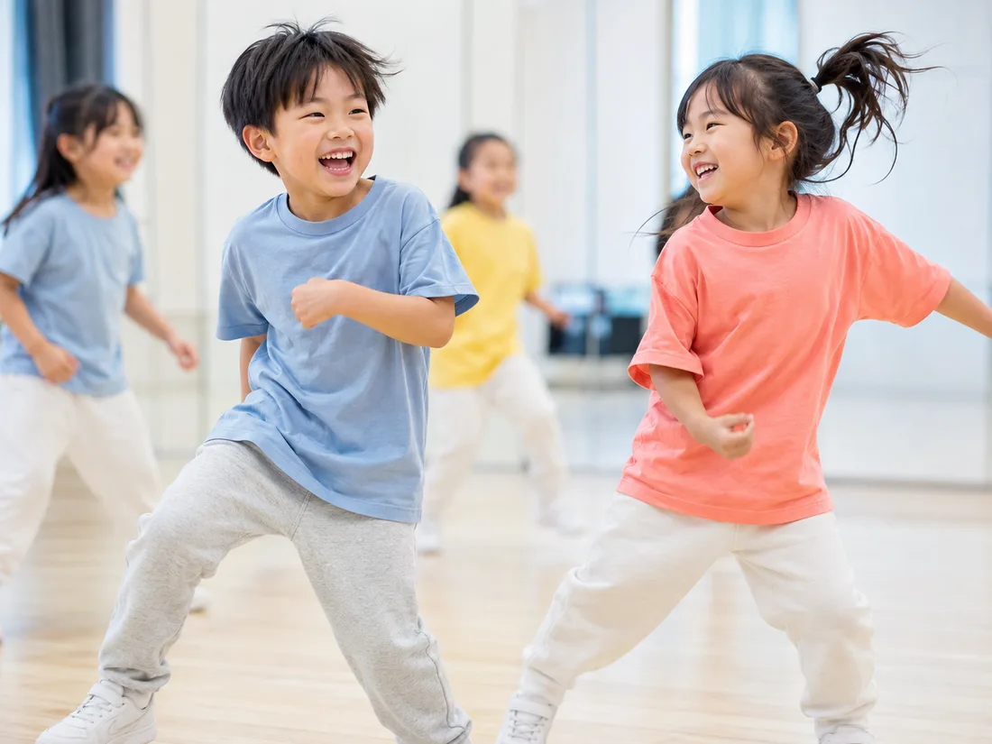 笑顔でリズムダンスを楽しむ子どもたち